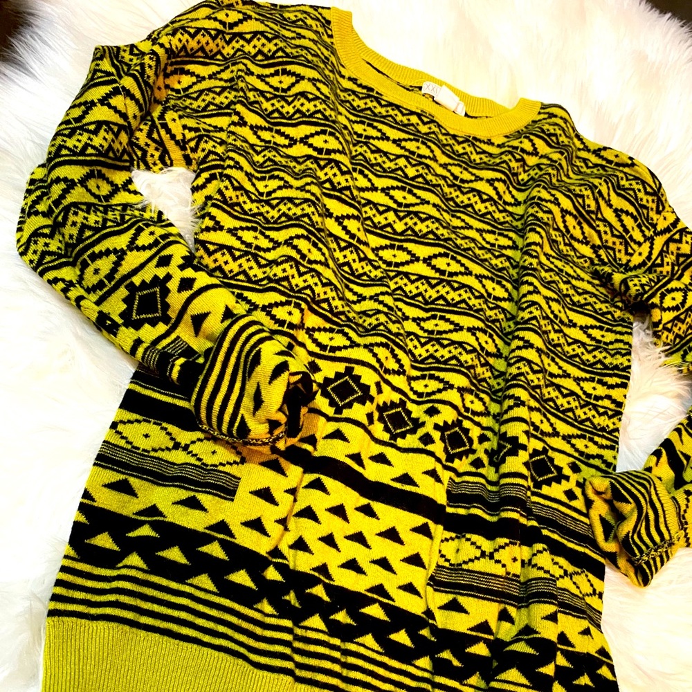 Forever 21 Fun Printed Sweater 🐝